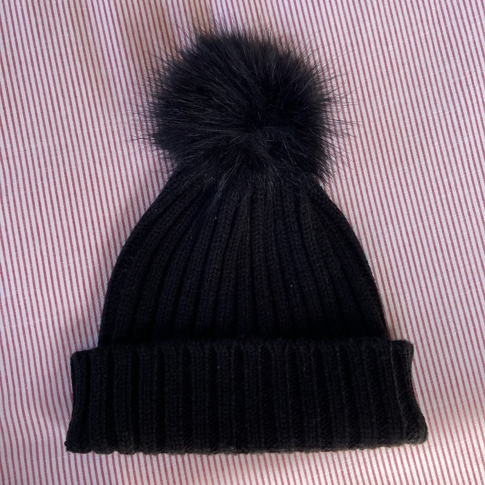 Kendall & Kylie Ribbed Faux Fur Pom Pom Black Beanie